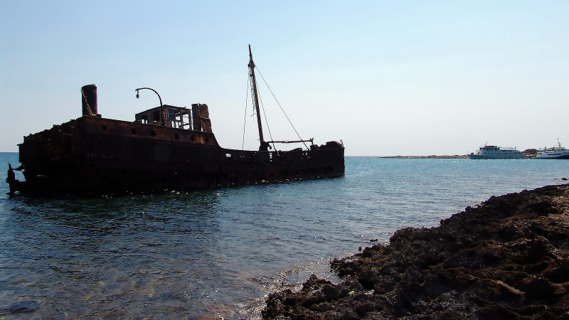 Illustration for article titled 30 Beautifully Haunting Shipwrecks From Around the World